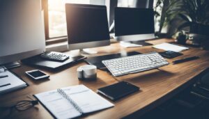 Een goed georganiseerd kantoor met moderne en traditionele elementen.